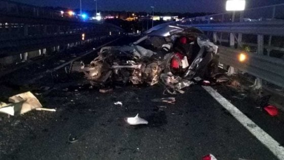 Catania, un’Alfa 147 con otto persone a bordo si schianta su un guardrail: un morto e sette feriti