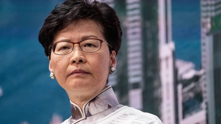 Honk Kong, la governatrice Carrie Lam ha condannato l’occupazione del Parlamento