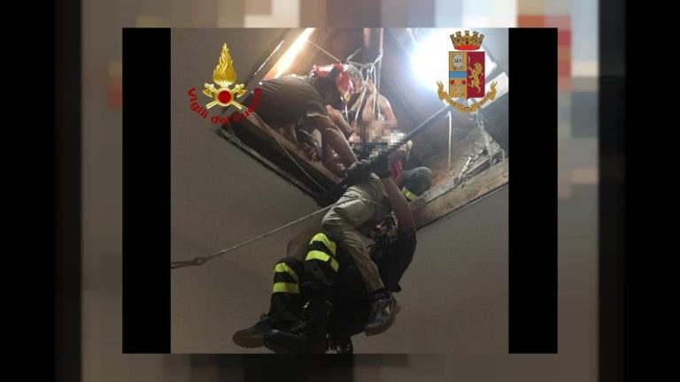 Lucca, operai cado da un tetto e rimane appeso in un lucernario: salvato dai vigili del fuoco