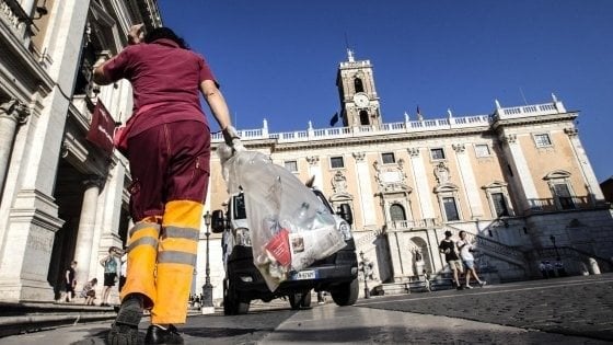 Emergenza rifiuti Roma, aggredito personale Ama