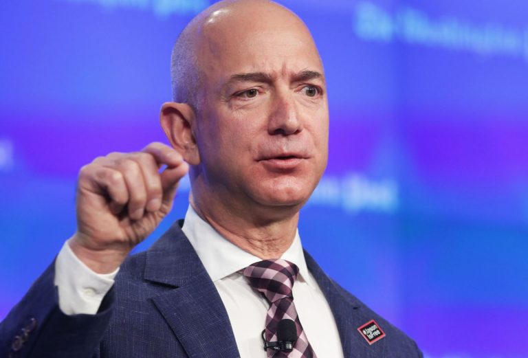 Usa, nonostante il divorzio (38,3 miliardi alla ex moglie), Jeff Bezos rimane l’uomo più ricco del mondo (114,8 miliardi)