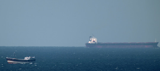 Golfo Persico, le guardie rivoluzionarie iraniane sequestrano una petroliera e i 12 membri dell’equipaggio
