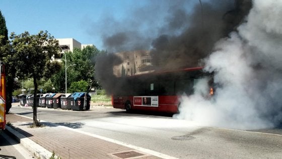 Roma, autobus in fiamme a Colli Albani: nessun ferito