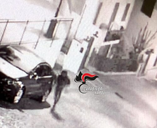 Napoli, attentato con una bomba carta per sottrarre appalti alla concorrenza. Arrestato un imprenditore