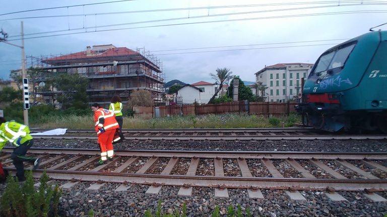 Castelveccana (Varese), scontro tra un’auto e un treno merci: morte due persone