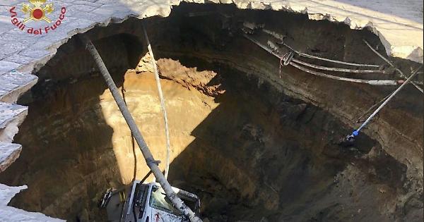 Casoria (Napoli), si apre una voragine larga 8 metri e profonda 12 metri: ferito un camionista