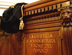 Bologna, circuì un’anziana con problemi psichici: interdetta un’avvocatessa di 36 anni