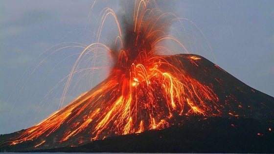 Stromboli, eruzione dell’Etna: morto un escursionista
