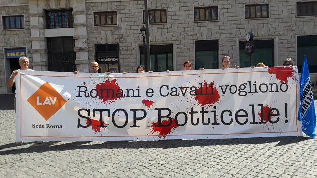 Roma, flash-mob animalista nel centro di Roma. LAV: “Le botticelle vanno abolite”