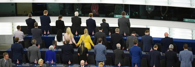 Strasburgo, alla cerimonia del nuovo parlamento i 29 eurodeputati britannici voltano le spalle durante l’esecuzione de l’Inno alla gioia