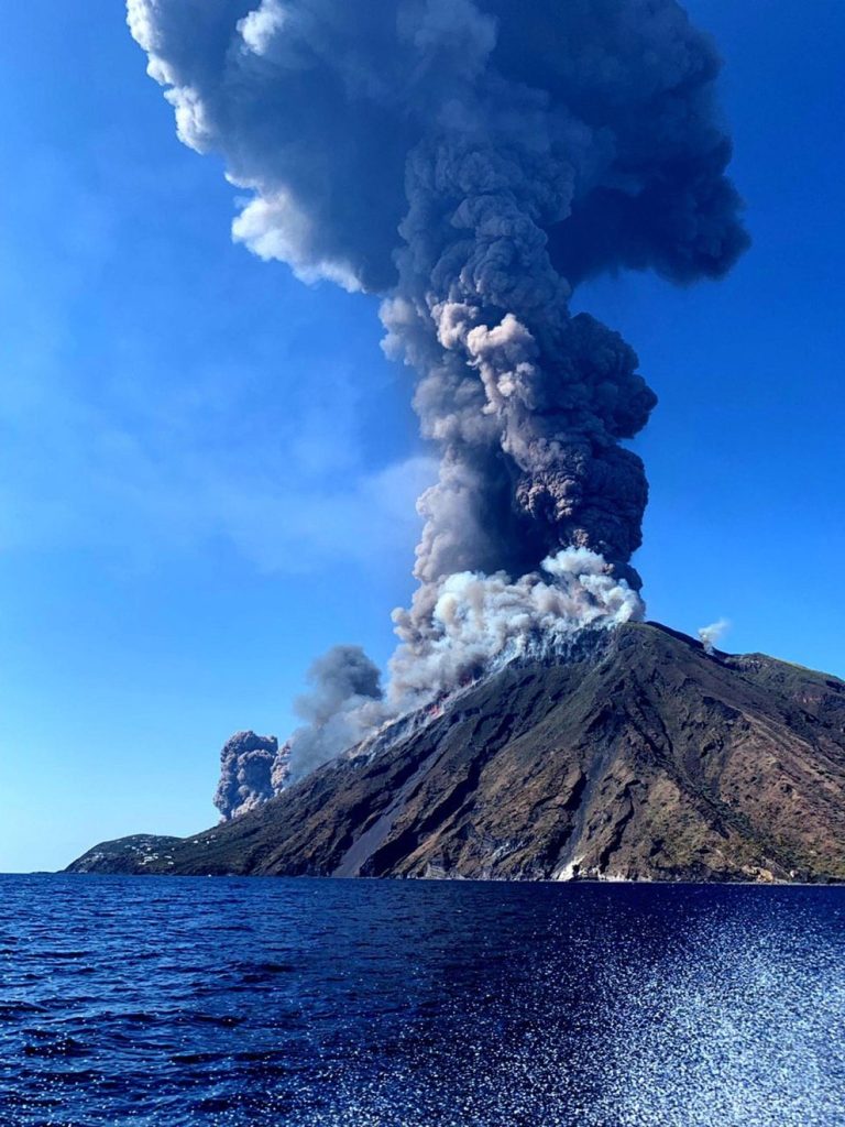 Stromboli, l’isola è avvolta dalle ceneri. Ginestra sembra una “zona di guerra”