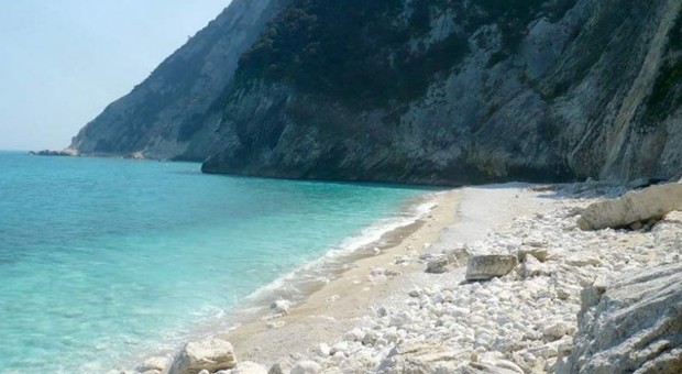 Ancona, ragazza di 15 anni violentata alla spiaggia del Passetto. Indaga la squadra mobile