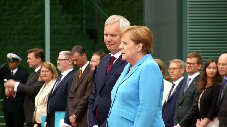 Berlino, nuovo episodio di tremore per Angela Merkel: è il terzo nel giro di un mese