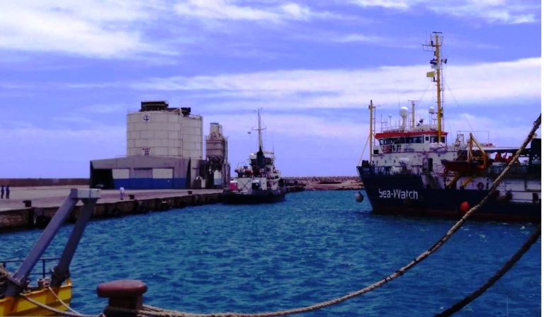 Licata (Agrigento), un gruppo di cittadini ha accolto al porto la Sea Watch 3 e espresso solidarietà a Carola Rakete