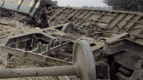 Pakistan, collisione tra due treni: morte dieci persone e 66 feriti