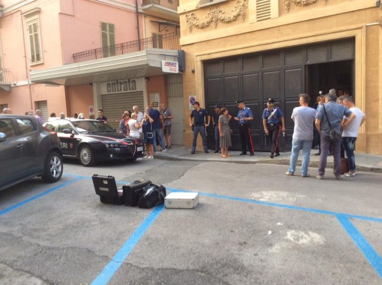 Cuneo, sparatoria in un negozio di articoli sportivi: morte due persone