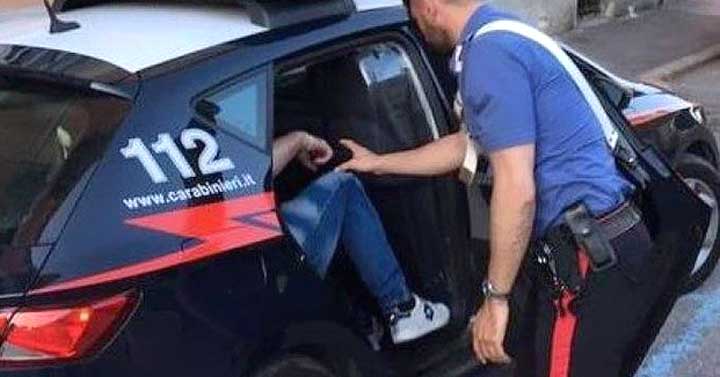 Fugge a tutta velocità ad un posto di blocco dei carabinieri, arrestato