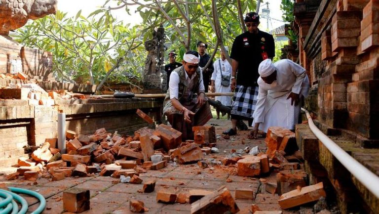 Bali, forte scossa sismica di magnitudo 5.7: crolla un tempio