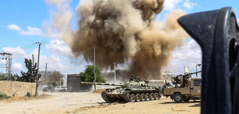Libia, la Francia ammette con imbarazzo: “I missili trovati in una base del generale Haftar sono nostri”