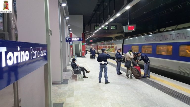 Torino, la polizia controlla la stazione dove partono i treni per la Val di Susa