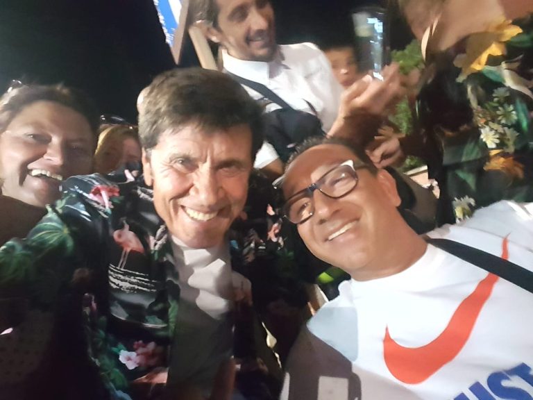 Gianni Morandi scende dall’auto…