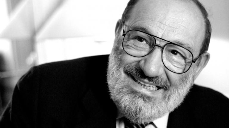 Alessandria ricorda con un monumento la figura di Umberto Eco