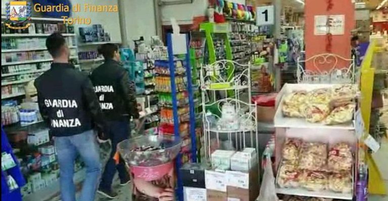 Torino, blitz della Finanza: sequestrati 2,6 milioni di giocattoli pericolosi per un valore di 4 milioni di euro