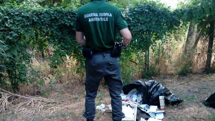 Abbandona rifiuti alla Necropoli e si “aggiudica” 600 euro di multa