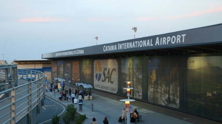 Catania, riaperto parzialmente l’aeroporto per il calo di attività dell’Etna