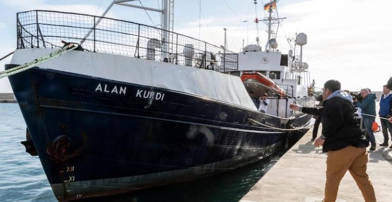 Migranti, la nave Alan Kurdi salva 40 persone in mare