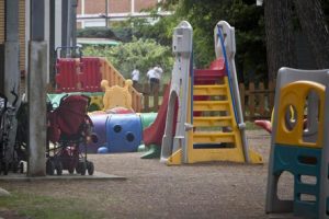 Teramo, maltrattamenti in una scuola d’infanzia: il gip sospende dal servizio un’insegnante