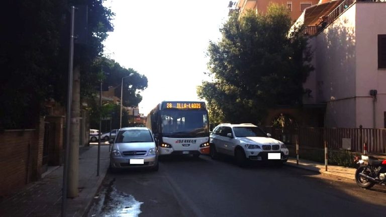 Bus bloccati dalla sosta selvaggia