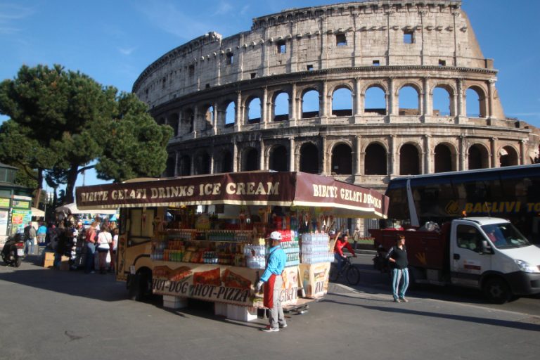 L’annuncio della Sindaca Raggi: “Mai più camion bar al Colosseo”
