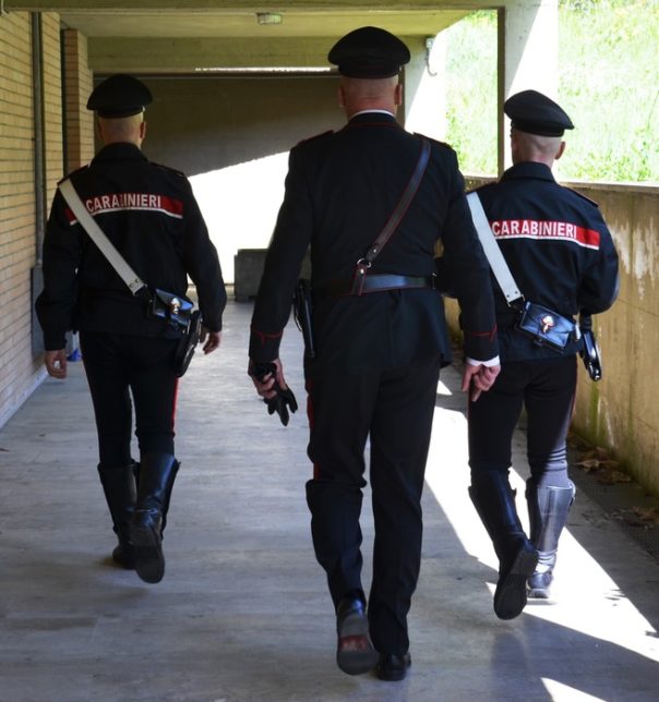 Cecina (Livorno), per evitare un controllo dei carabinieri un 40enne senegalese ha rischiato di annegare