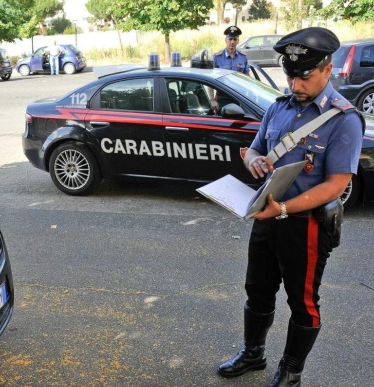 Benestare (Reggio Calabria), madre gestiva lo spaccio di droga e i figli la vendevano: sei in manette