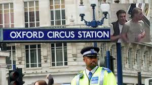Londra, diffondo gas lacrimogeno alla stazione di Oxford Circus: la polizia cerca due uomini