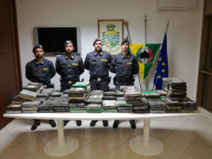 Gioia Tauro (Reggio Calabria), la Finanza sequestra 270 chili di cocaina nascosta in cartoni di ananas