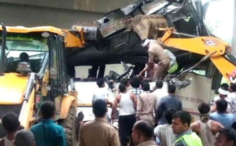 India, autobus finisce in un fossato: 29 morti e 18 feriti