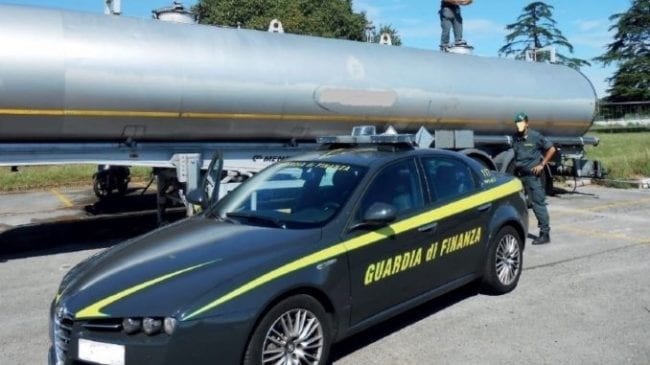 Napoli, la Finanza scopre un vasto traffico di contrabbando di gasolio: evase accise per 17 milioni di euro