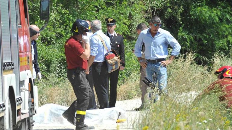 Carrara, cade dalla bici e finisce in un torrente: morto un ciclista