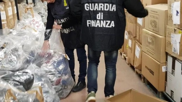 Bologna, la Finanza sequestra mezzo milione di capi di abbigliamento contraffatti