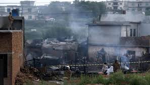 Pakistan, aereo militare precipita a Rawalpindi: morte 17 persone
