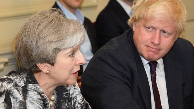 Gran Bretagna, rivelazione del Times: “Theresa May aveva vietato l’accesso alle informazioni top secret quando Boris Johnson era ministro degli Esteri