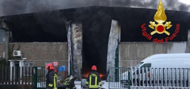 Settimo Milanese, incendio in un’azienda per lo smaltimento di rifiuti