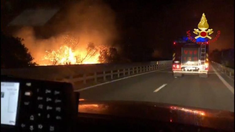 Sardegna, gigantesco incendio vicino Siniscola (Nuoro): bruciati decine di ettori di bosco, evacuate 15 famiglie
