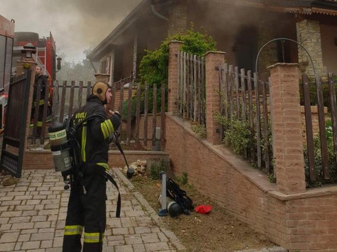 Minerbio (Bologna), incendio in una palazzina: muore un 64enne