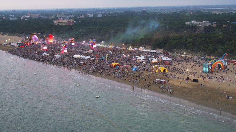 Jova Beach Party, Saltamerenda a Pascucci: “Ha perso la bussola”