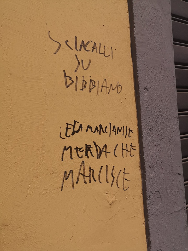 Marcianise (Caserta), scritte contro la sede della Lega: “Sciacalli su Bibbiano”