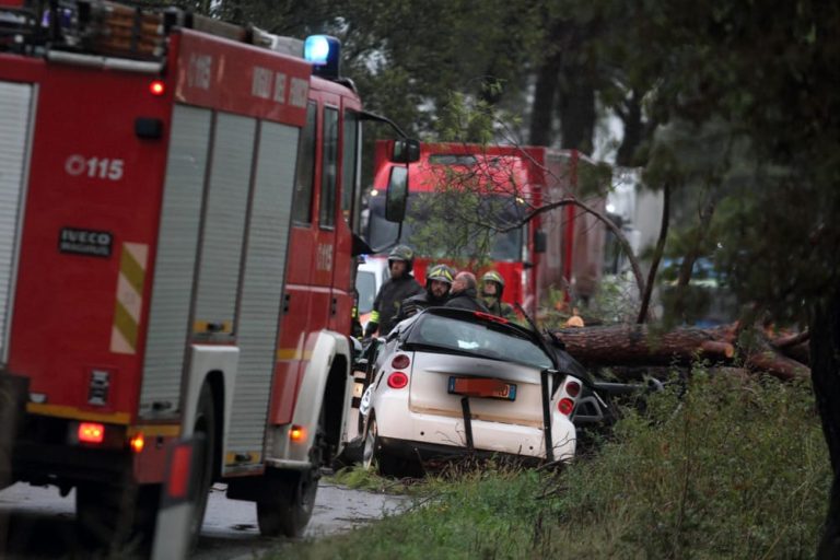 Parma, un morto e quattro feriti: il tragico bilancio della tromba d’aria che ha colpito la città