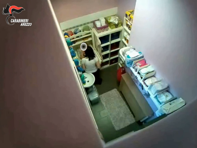 Valdarno (Arezzo), maltrattamenti a bambini di un asilo nido: interdetta una maestra